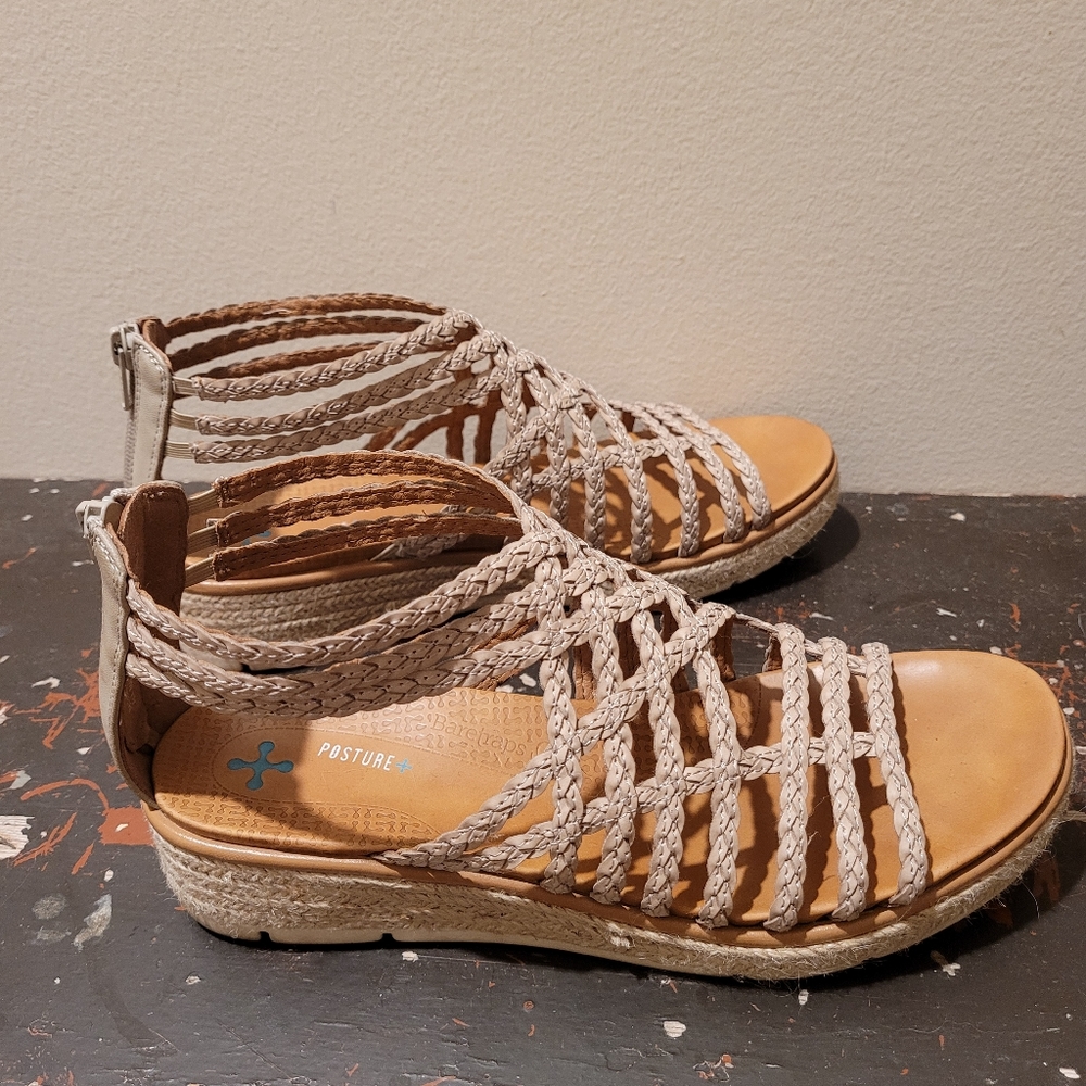 8.5 BareTraps wedge sandals posture support